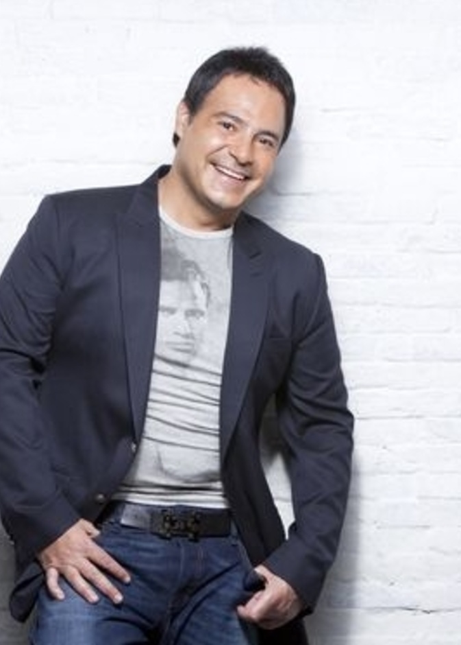 غالبا ماينسق عاصي الحلاني البليزر مع الجينز في اطلالاته الكاجوال