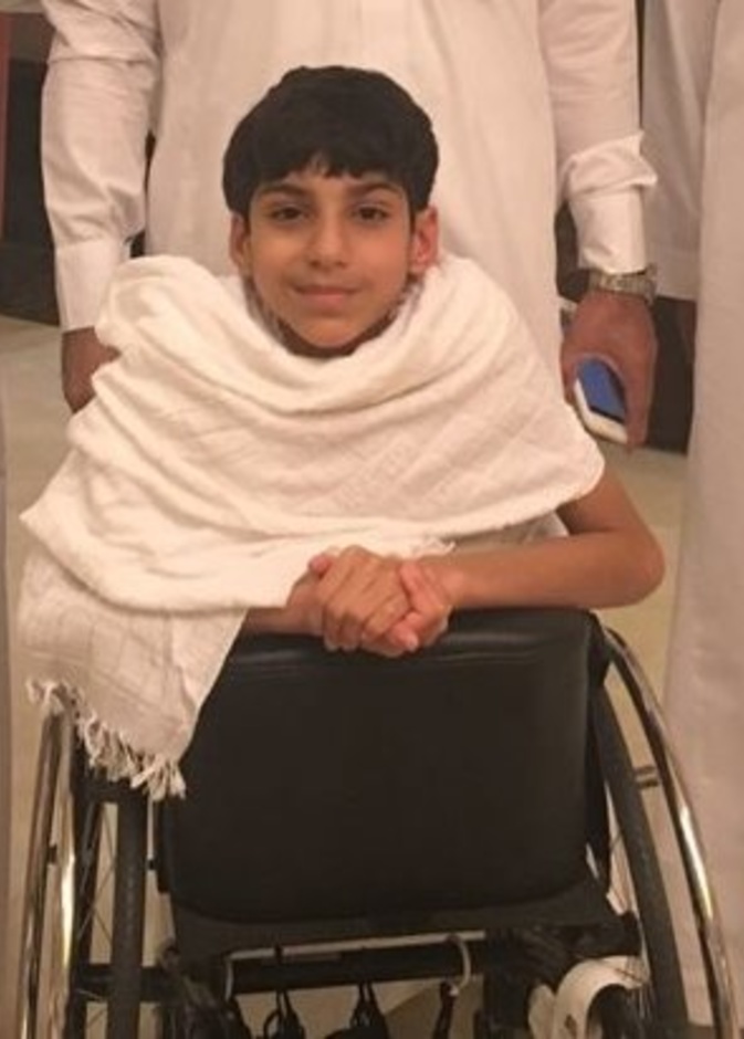 غانم المفتاح يحقق حلمه و يطوف حول الكعبة مشيا على يديه