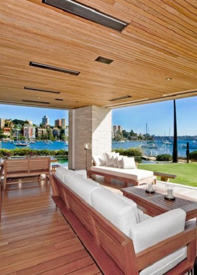 غرف المنزل تطل على شاطئ البحر