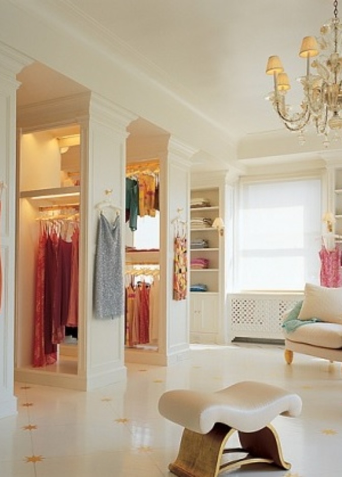 غرفة ملابس أنيقة و ناعمة