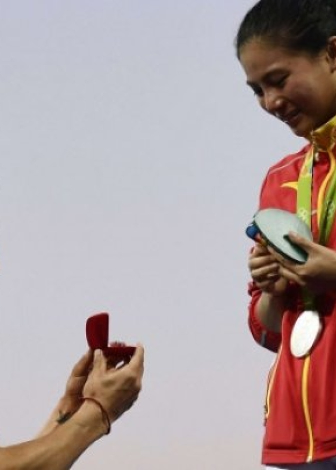 غطاس صيني يطلب يد متسابقة في الاولمبياد