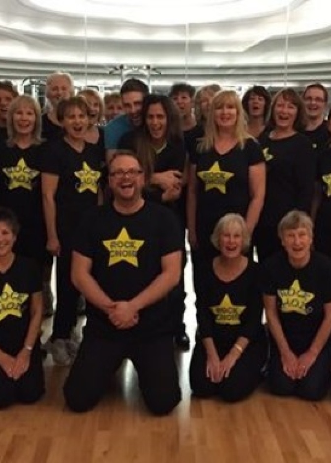 بالفيديو: فاجأها بالنادي....وطلب يدها  !