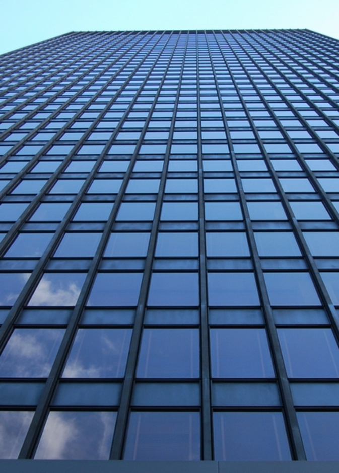 فتاة تسقط من الطابق الحادي عشر وتنجو بأعجوبة