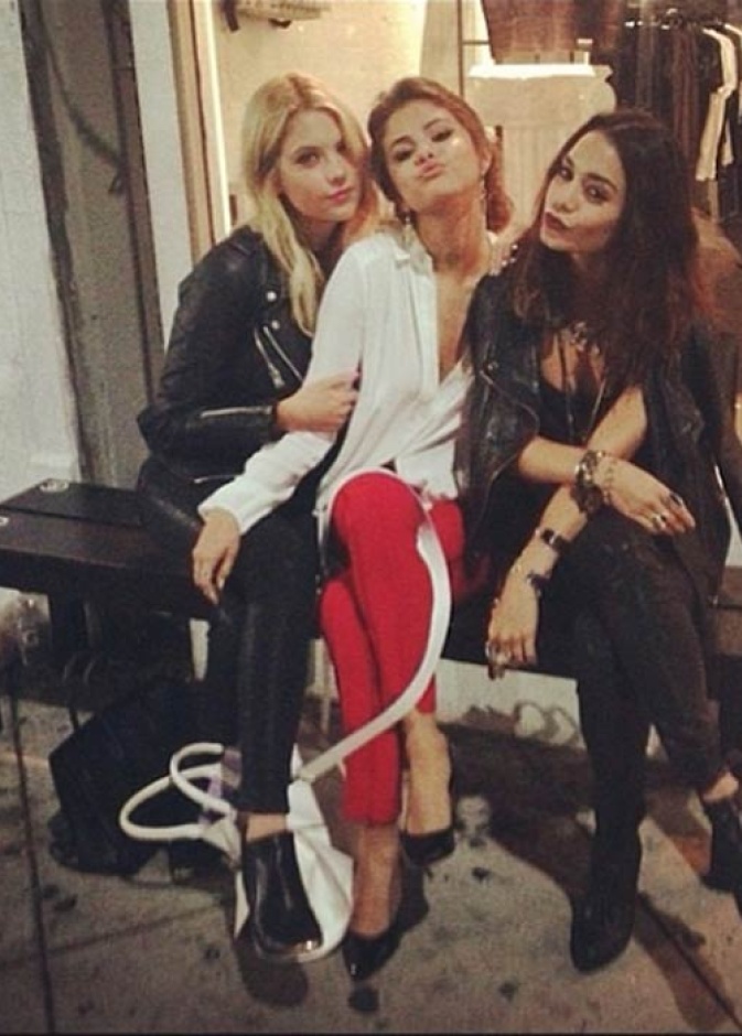  فتاتا ديزني سيلينا غوميز وفانيسا هودجينز