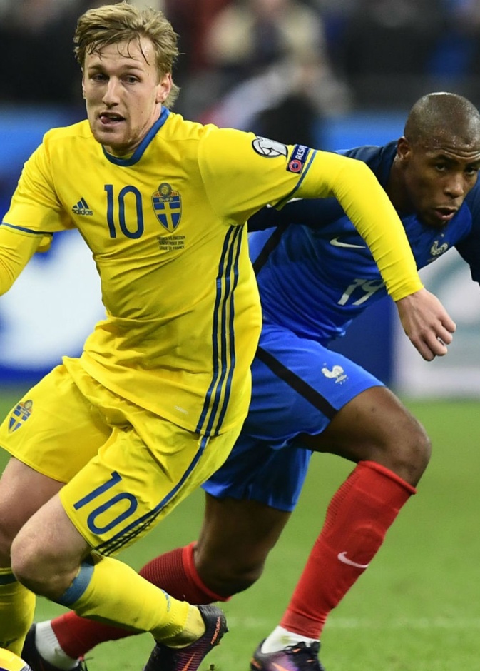 فرنسا تهزم السويد وتنفرد بصدارة المجموعة