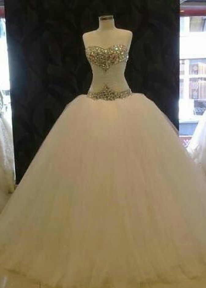 عرائس سعوديات يتبرعن بفساتين زفافهن 