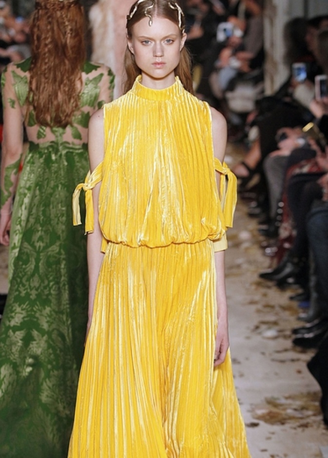 فستان امل كلوني في مهرجان كان من دار فيرساتشي