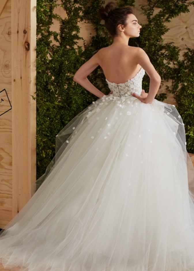 فستان بتنورة منفوشة وظهر مكشوف من كارولينا هيريرا Carolina Herrera