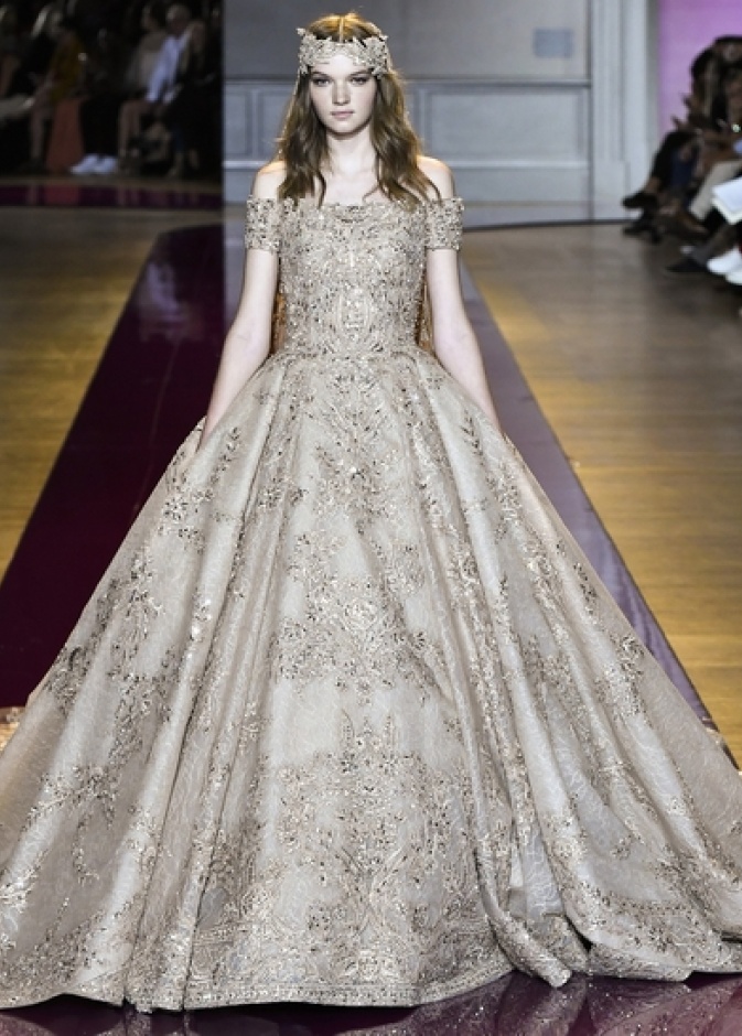 فستان ذهبي من مجموعة زهير مراد 