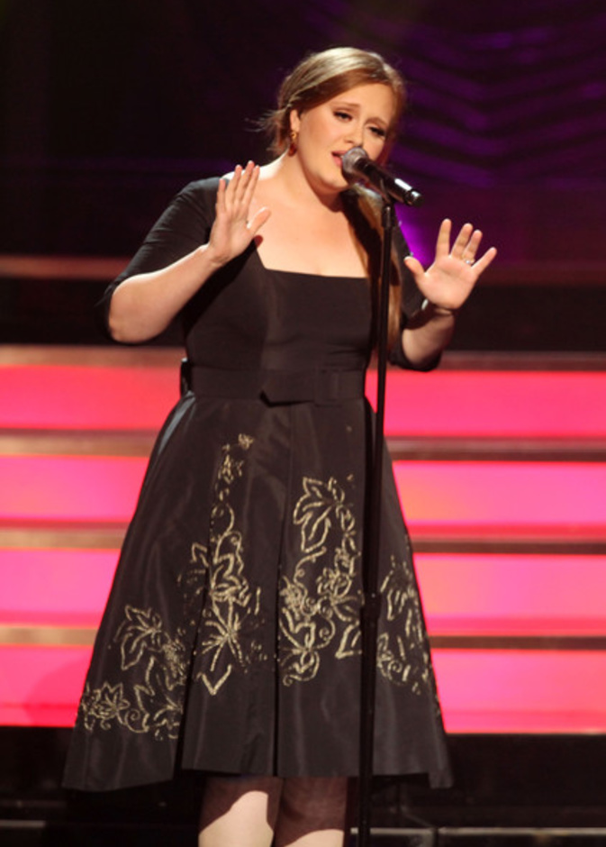 أَلبِسي جسدك الممتلىء على طريقة Adele 