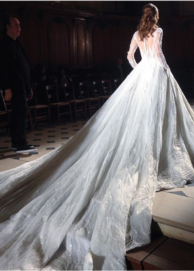 فستان زفاف بذيل طويل من طوني ورد 