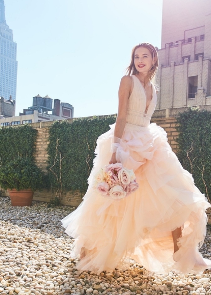 فستان زفاف بلون مشمشي من كارولينا هيريرا