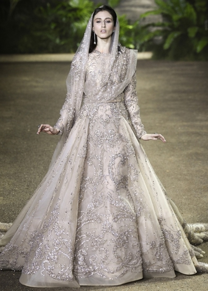 فستان زفاف فضي من ايلي صعب