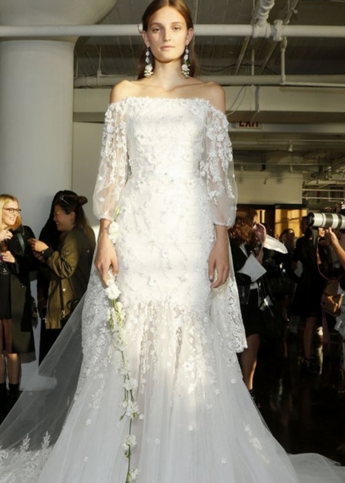 فستان زفاف مع اكمام مميزة و تنورة تتسع من الاسفل من ماركيزا Marchesa