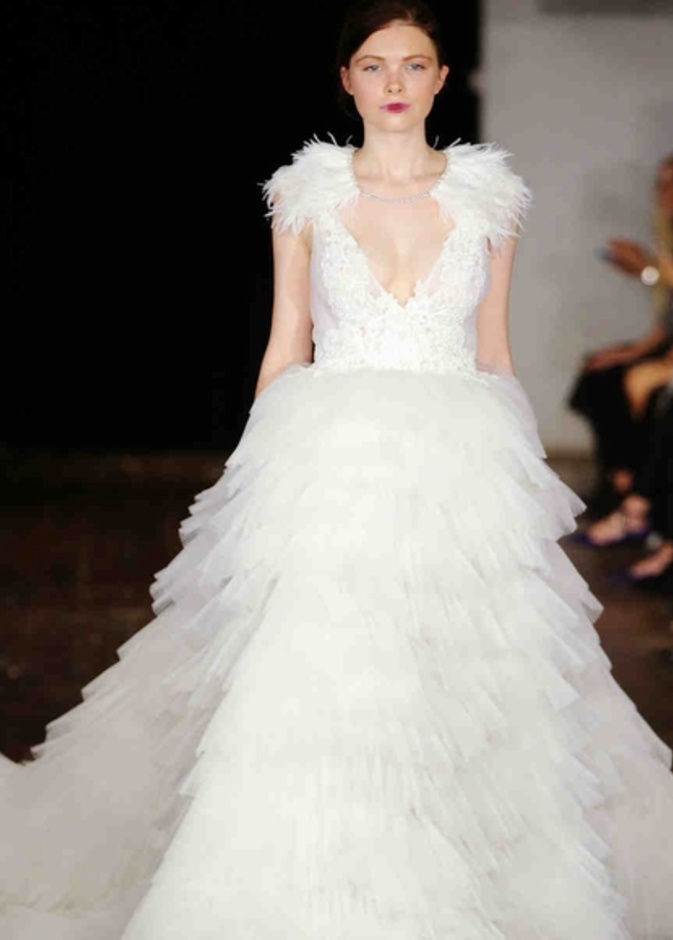 فستان عرس مزين بالريش على اكتافه من مجموعة Rivini لخريف 2017