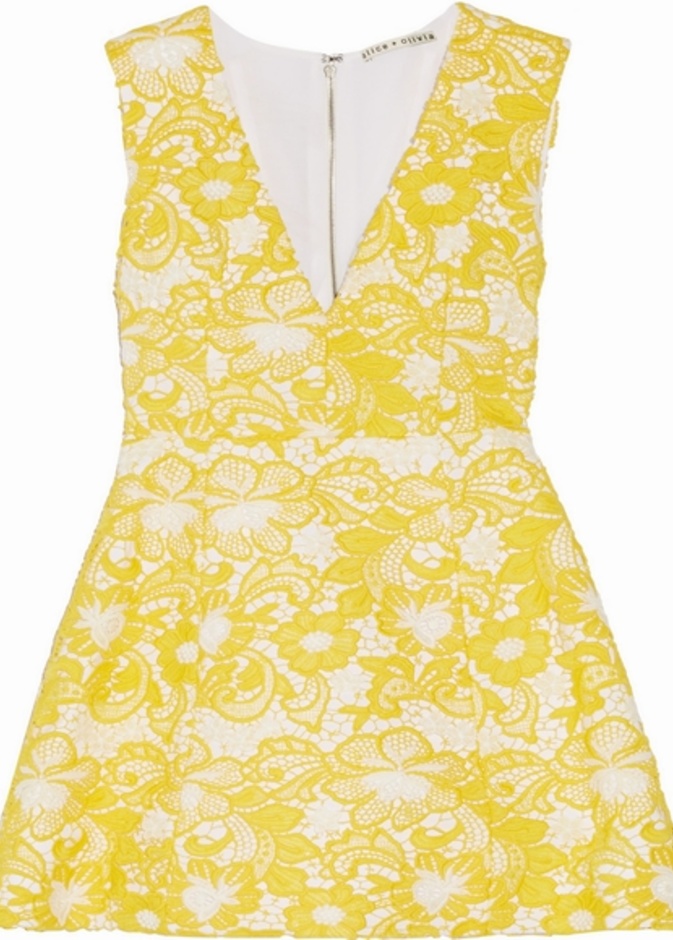فستان من الدانتيل الأصفر والأبيض من ALICE + OLIVIA