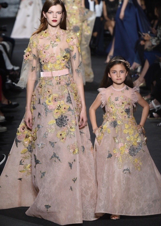 فستانين للام وابنتها من ايلي صعب