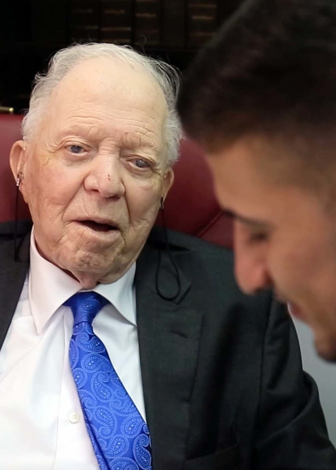 فلسطيني ضرير يدخل موسوعة جينيس كأقدم محام في العالم