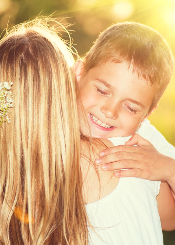 فوائد العناق للطفل