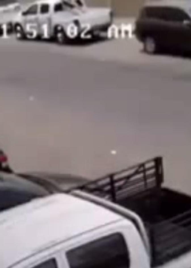 بالفيديو: رجل يحبط مؤامرة عصابة لسرقته!   