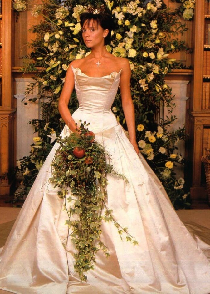 فيكتوريا بيكهام كما بدت في حفل زفافها مع التاج الذهبي الذي زين رأسها