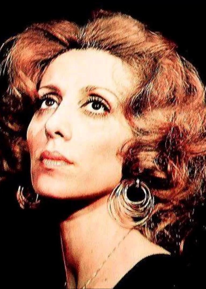 فيروز عرفت بكحلها الأسود وإطلالاتها الجذابة 