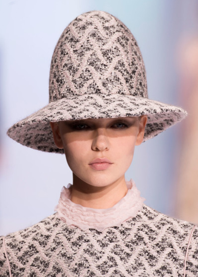 قبعات بأشكال جديدة وعصرية من رالف اند روسو Ralph & Russo