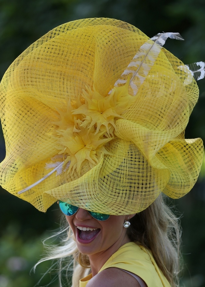 قبعة بلون الصيف المنعش .. الصفر