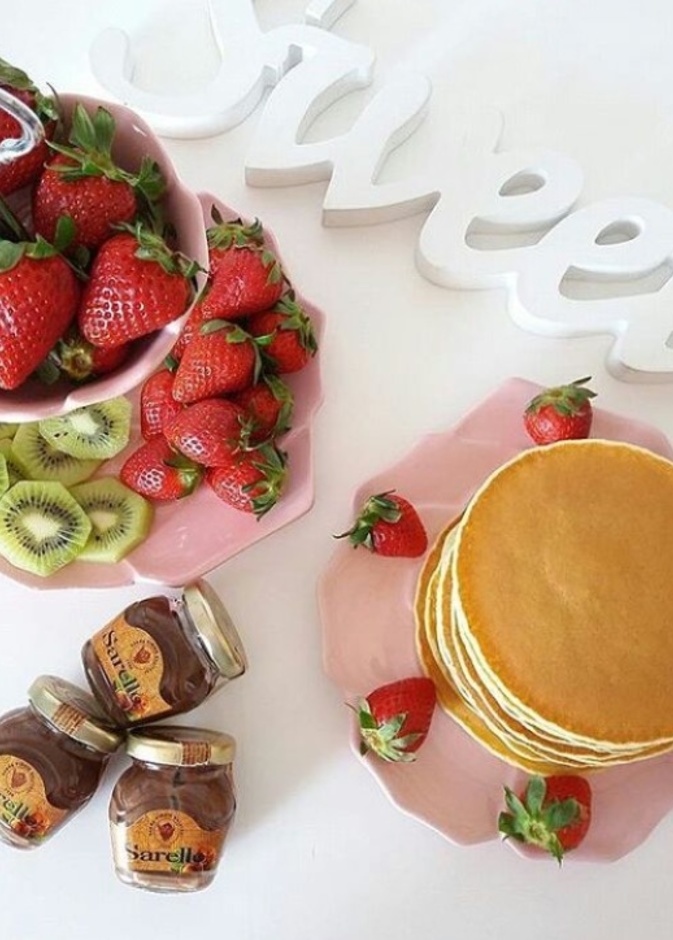 قدمي الفواكه بشكل كامل و مميز مع الحلويات 