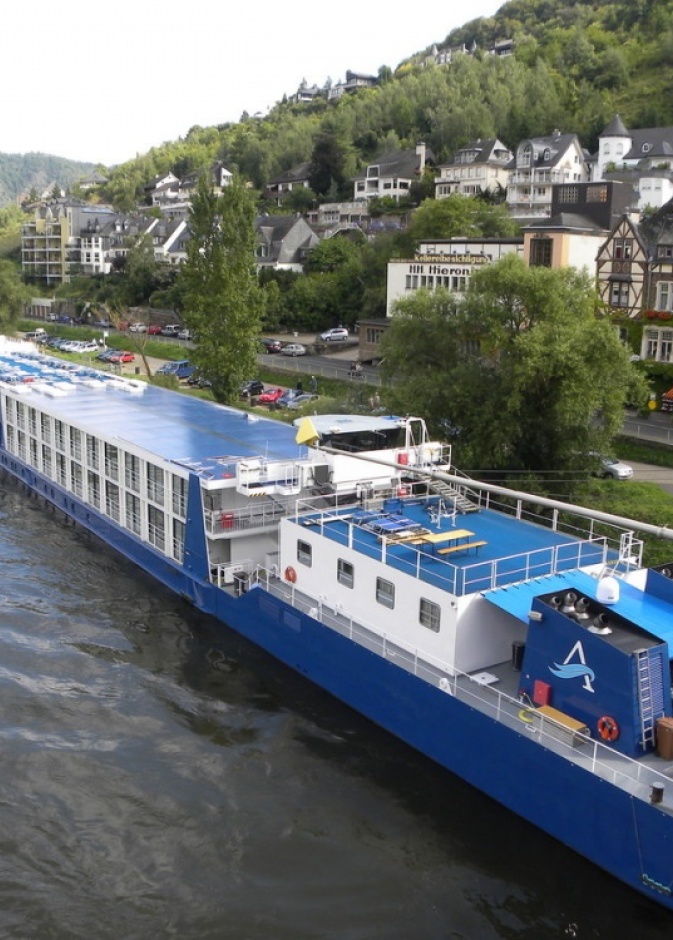 قرى صغيرة على طول النهر