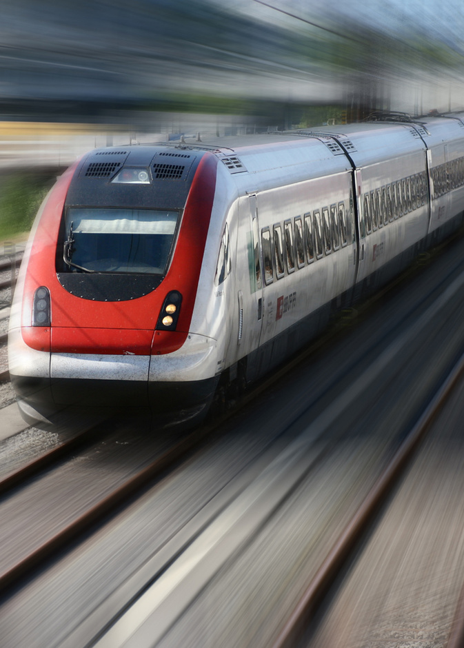 قطار سريع يصطدم بشاحنة ويقسمها إلى نصفين