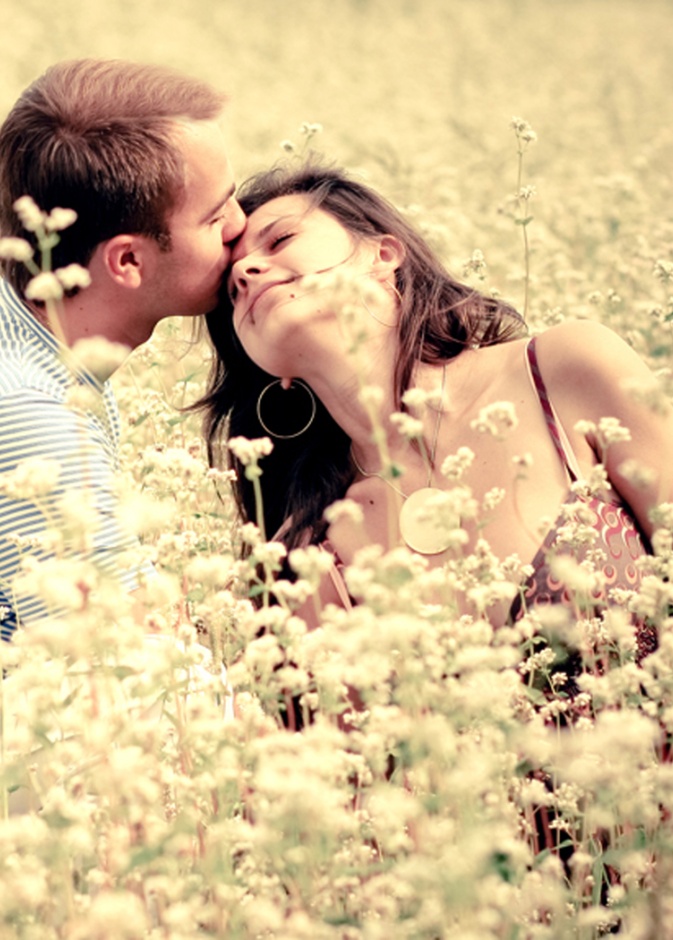 قومي بتظهير صورة رومنسية لكما على لوحة خشبية واهديه اياها