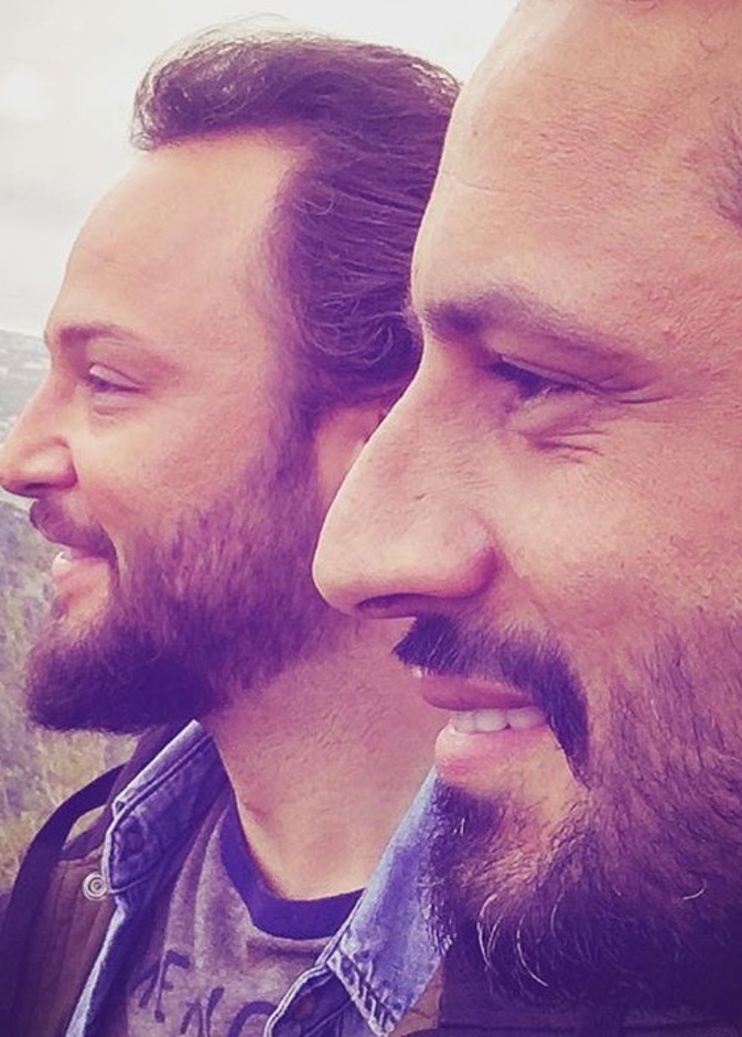 مكسيم خليل في البدلة الرسمةي الكحلية