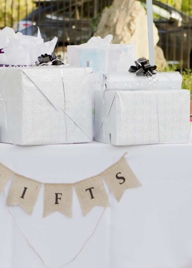 ماذا تهدين العروس؟