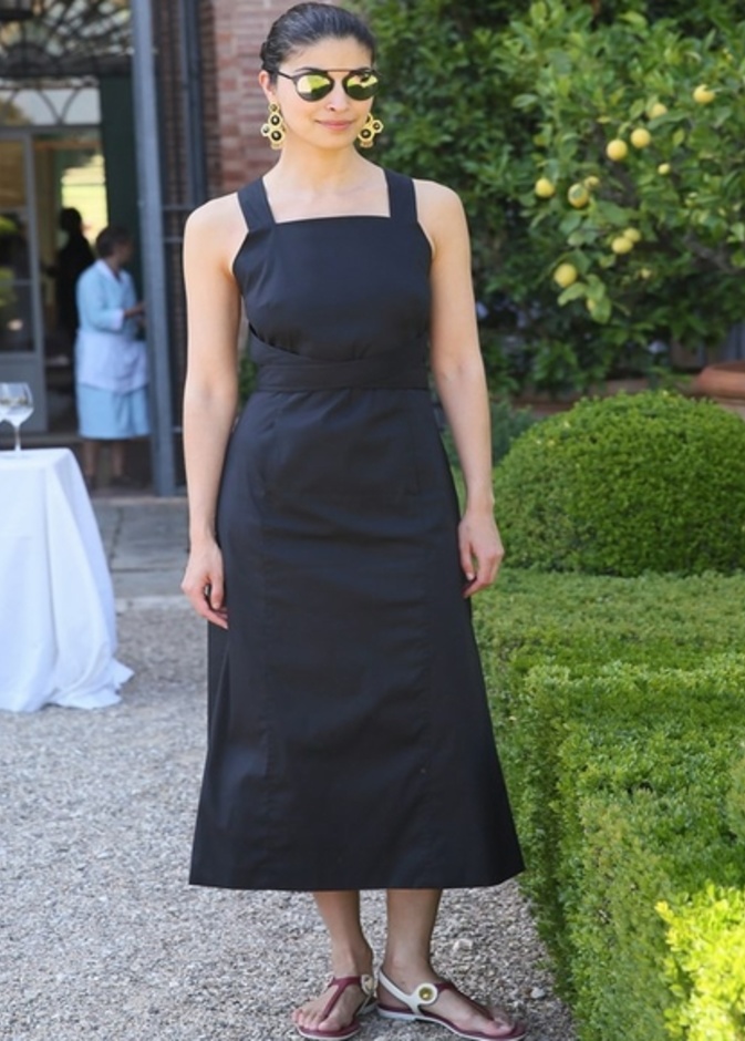 كارولينا عيسى في فستان أسود ناعم نسقته مع صندل من دون كعب