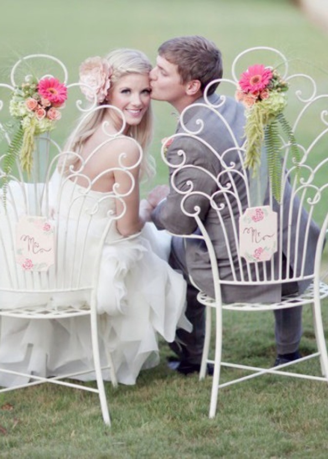 كراسي بيضاء جميلة لزفافك في العيد