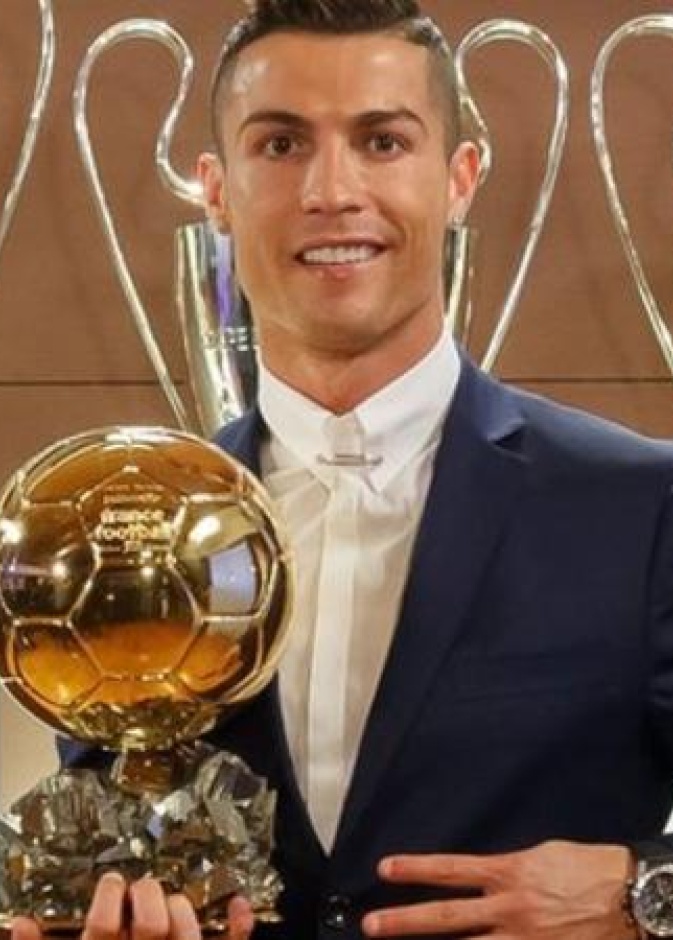كريستيانو رونالدو يفوز بجائزة الكرة الذهبية