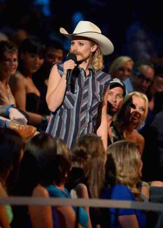  كريستين بيل بالشارب وقبعة رعاة البقر