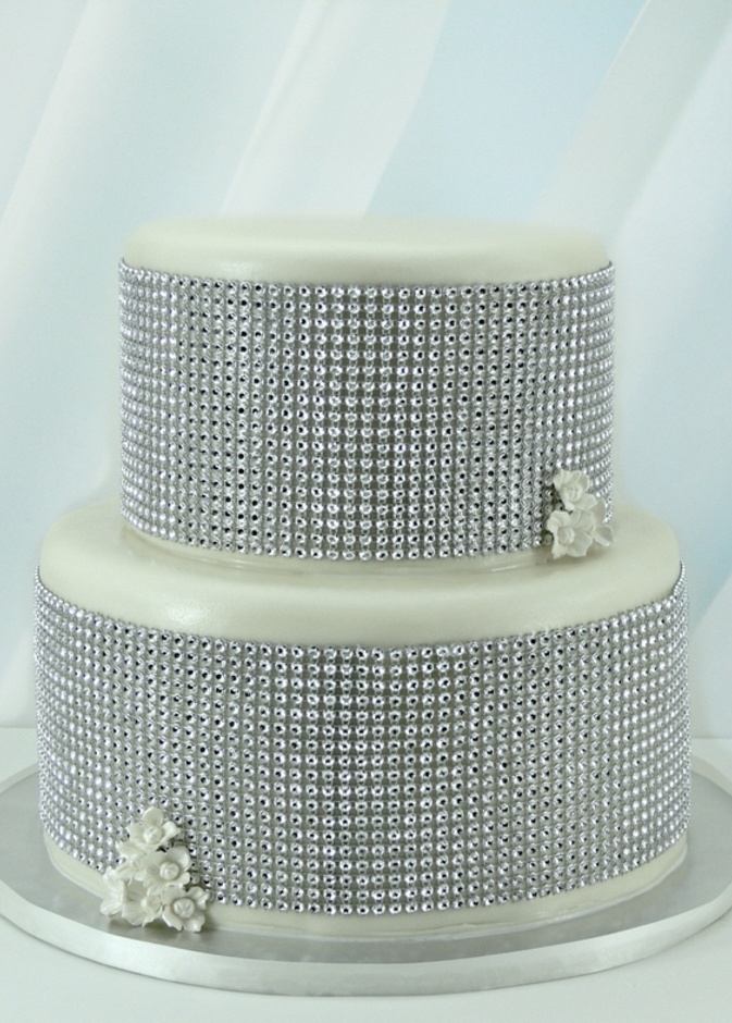 كعكة الزفاف ولمسة الكريستال