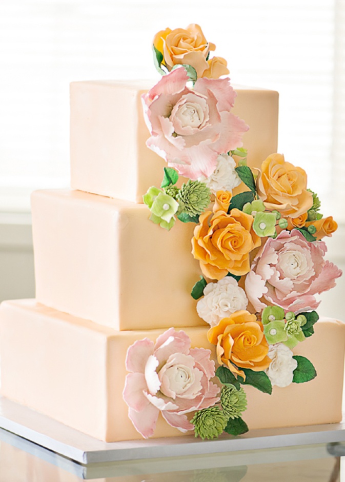 كعكة زفاف باللون البرقوقي والورود السكرية