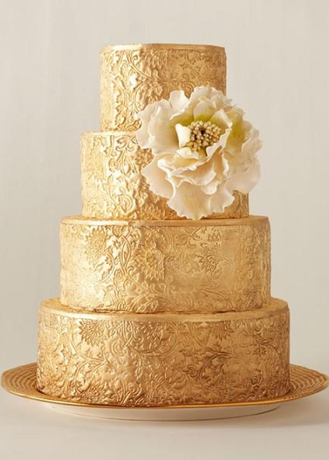 كعكة زفاف بلمسات معدنية