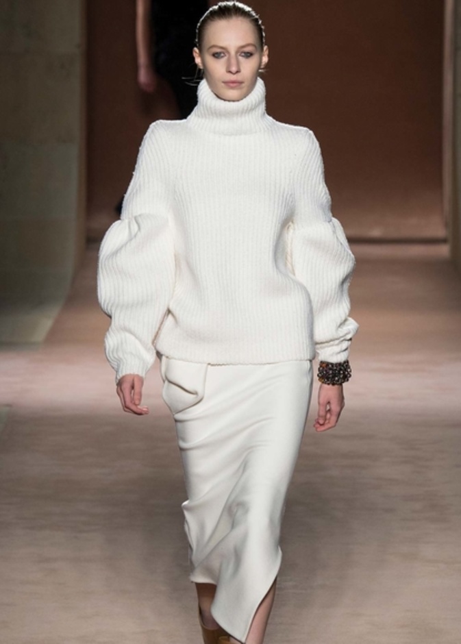 كنزات شتوية بموضة الأكمام الضخمة على خطى دار فيكتوريا بيكهام ‏Victoria Beckham