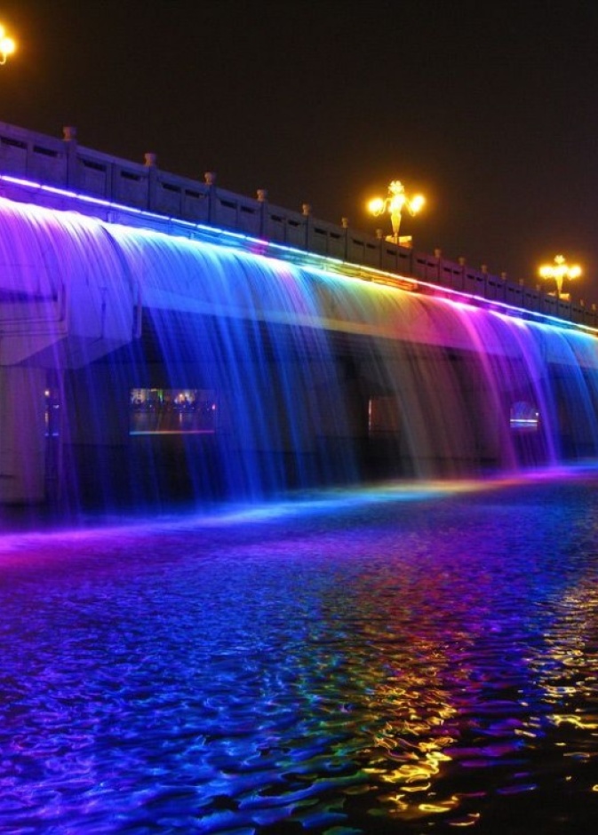  كوبري مزين بألوان قوس قزح