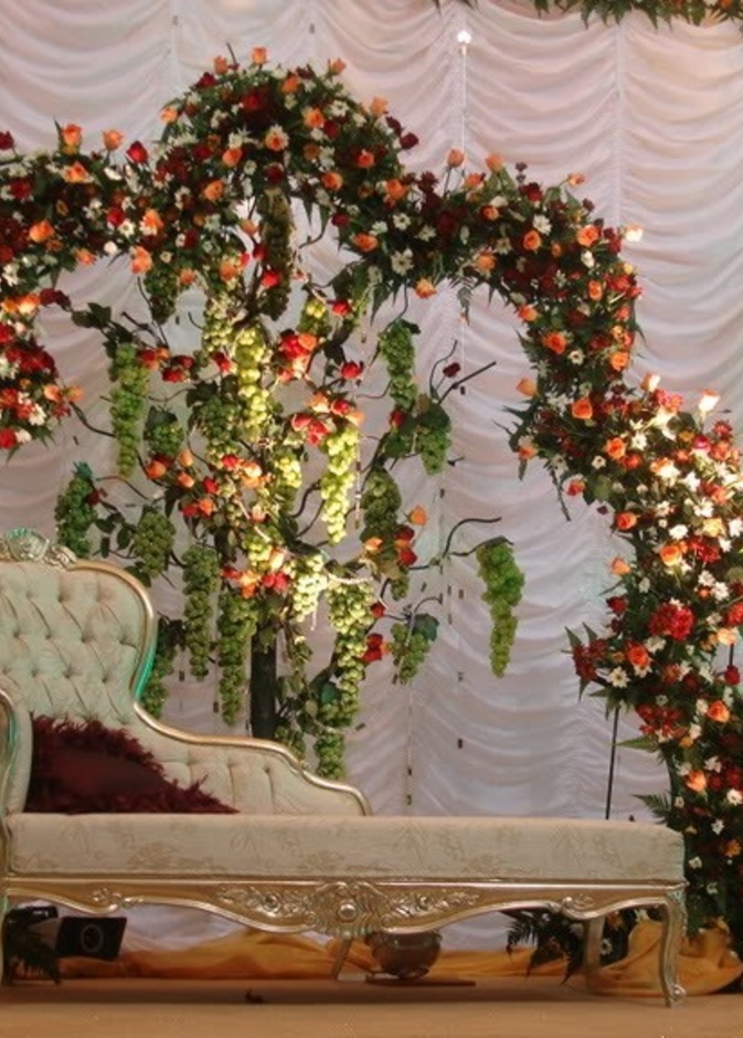 كوشة محاطة بالورد