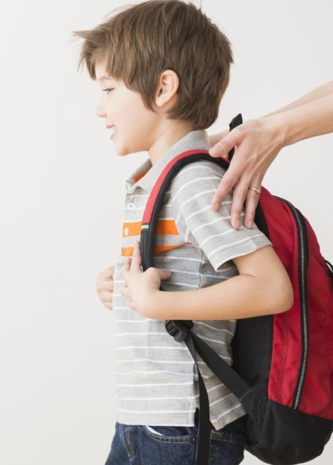 كيف تتعاملين مع طفلك بعد نقله الى مدرسة جديدة