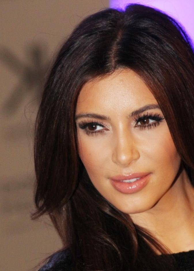 بطاقة دعوة زفاف كيم وكانيي بماء الذهب! 