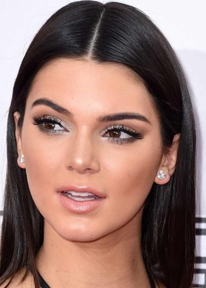 كيندال جينر Kendall Jenner مثال على الوجه البيضاوي