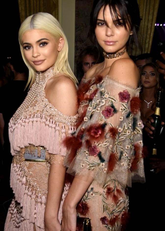 كيندل جينر kendall jenner وكايلي جينرkylie Jenner يتنافسان في اردتاء فساتين سهرة راقية