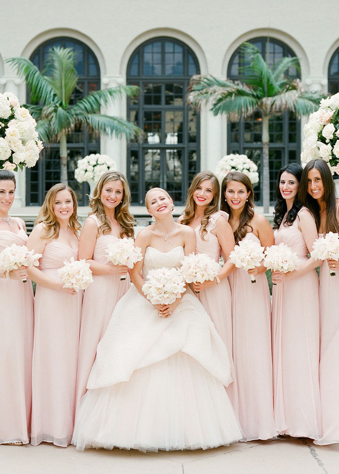 عند اختيارك لصديقاتك يجب أن يكون منهم الأشخاص الذين ترغبين حقا في أن يقفوا إلى جوارك في يوم حفل زفافك