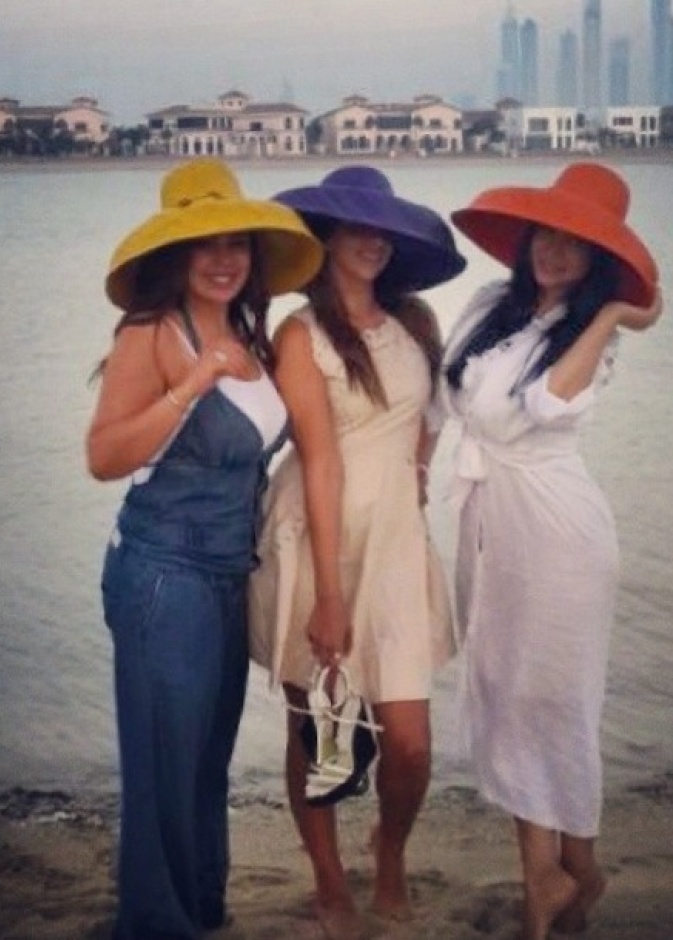  لجين عمران تستمتع بالبحر مع صديقاتها